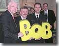 v. l.: Ministerpräsident Koch, Polizeipräsident Schweizer und Polizeioberrat Kaletsch mit dem überdimensionalen BOB