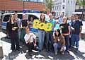 Die Azubi der Stadt Dillenburg vor dem Polizeifahrzeug - mit BOB-Logo