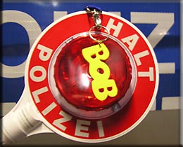 BOB-Schlüsselanhänger mit Polizeikelle
