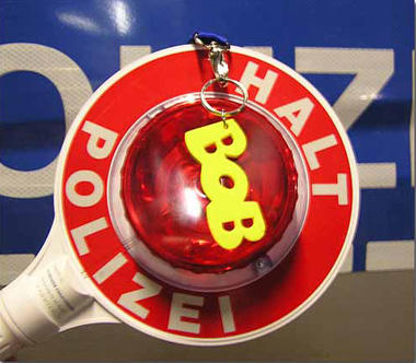 Polizeikelle mit dem gelben BOB-Schlüsselanhänger