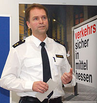 Projektleiter Manfred Kaletsch vor dem Aktionsplakat von verkehrssicher-in-mittelhessen 