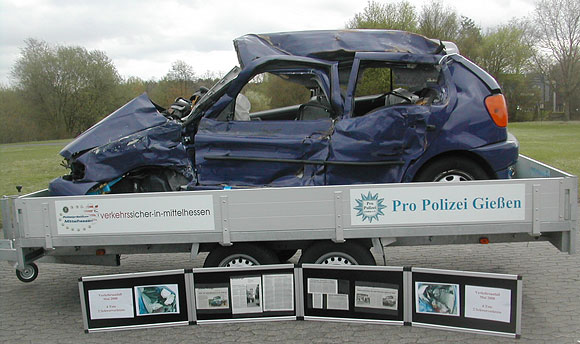 ausgestellte Unfallfahrzeug der Polizei