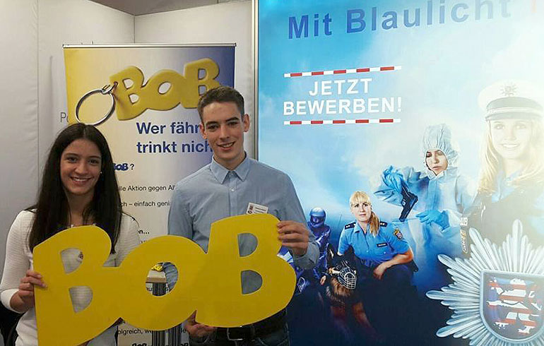 Auch die beiden BOB'ler präsentierten sich mit dem BOB-Schriftzug am Polizeistand auf der Messe Chance in Gießen