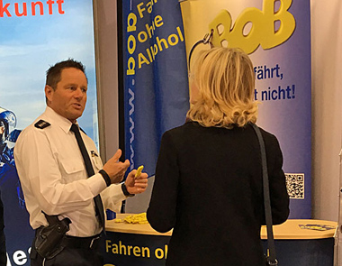 Polizeihauptkommissar Jörg Pfeiffer informierte am Messestand auf der Chance über die Aktion BOB
