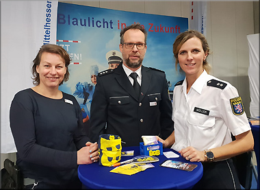 Ein Teil des Polizei-Teams am Montag, die Einstellungsberaterinnen Corina Weisbrod (links) und Kerstin Müller und Markus Schaaf vom BOB-Team