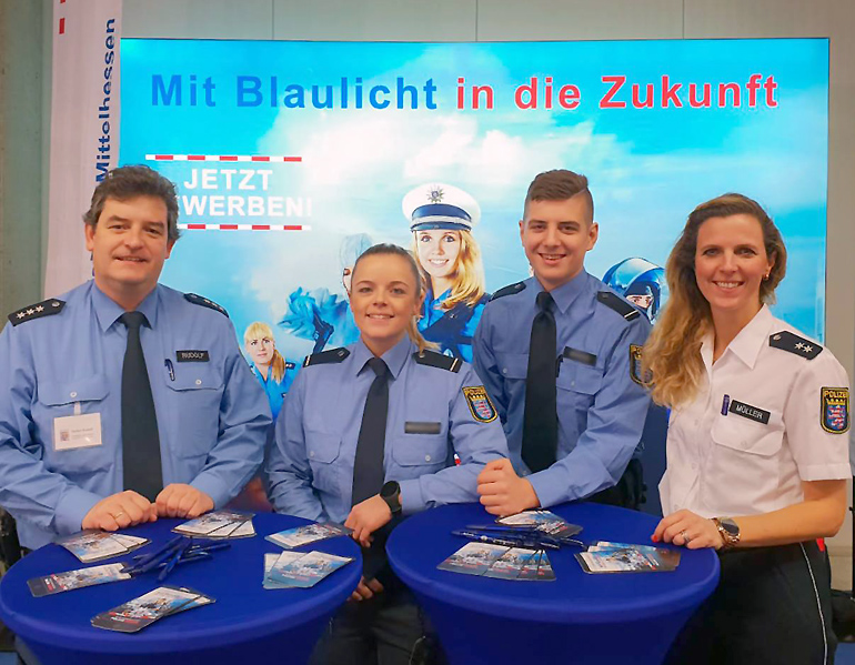 Das Team der Polizei Mittelhessen auf der Berufsbildungs-Messe Chance in Gießen am Sonntag 
