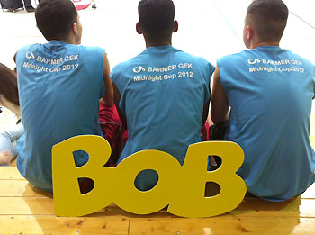 Drei Teilnehmer des Gießener Midnight Cup mit dem großen BOB-Schriftzug