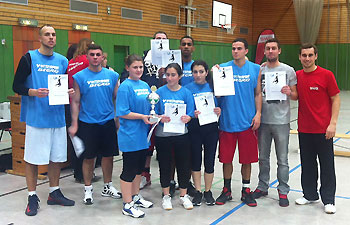 Die Siegermannschaft Gießener Midnight Cup 2012 - das Team der Max-Weber-Schule mit Pokal