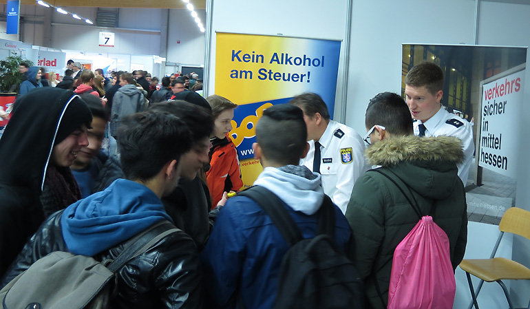 Einiges los am BOB-Stand der Polizei auf der Messe Chance, hier mit PHK Dirk Brandau und POK Lars Axmann (rechts)