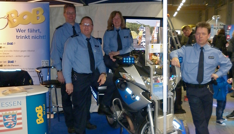 Das Polizei-Team am BOB-Infostand auf der Motorradmesse Gieißen