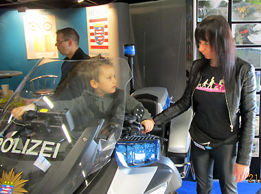 Ein Kind auf dem ausgestellten BMW-Polizeimotorra