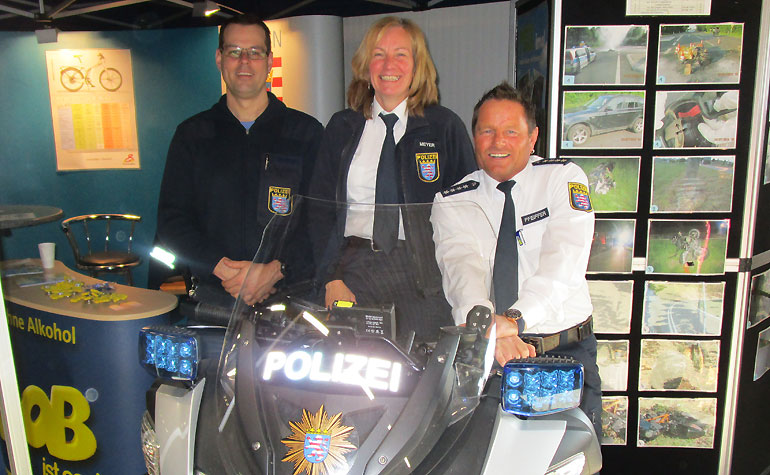 Das Polizei-Team am BOB-Infostand auf der Motorradmesse Gieißen vom Samstag