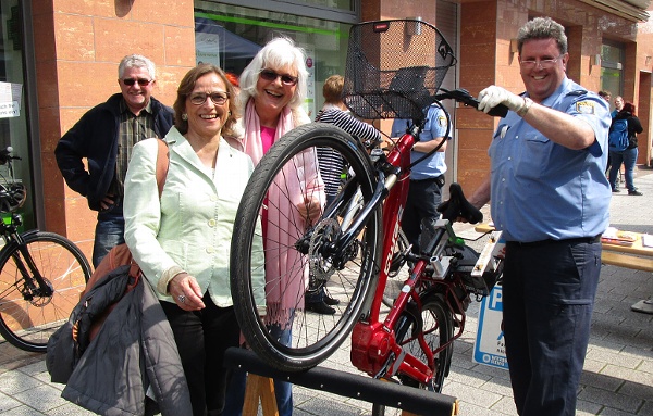 Auch die Gießener Oberbürgermeisterin, Dietlind Grabe-Bolz (2 v. l.) ließ ihr Fahrrad an diesem Tag bei der Polizei gravieren