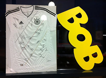 Trikot der deutschen Fußball-Nationalmannschaft mit Original- Autogrammen mit dem BOB