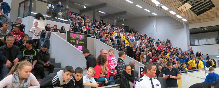 Einiges los in der Gießener Osthalle beim Fuball Stadtpokal 2012 mit BOB