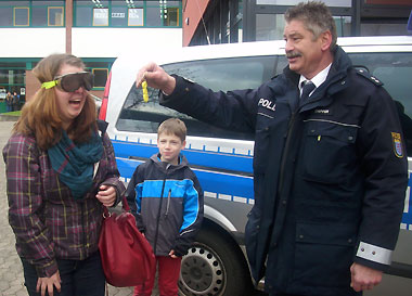 POK Steffen Dapper beim Rauschbrillentest mit einer Schülerin