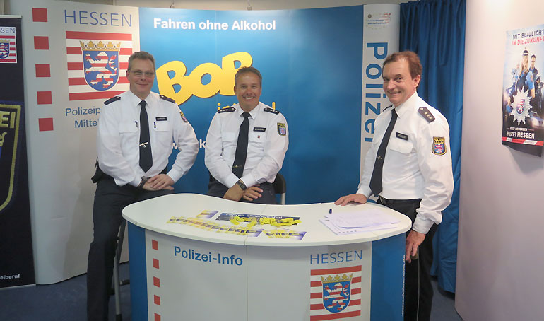 Der Polizeistand auf der Messe Chance in Gießen mit v. l. Dirk Wussow, Dirk Bandau und dem Einstellungsberater Erich Müller