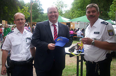 v.l. POK Thorsten Schäfer, Dr. Helge Braun, Mitglied des Bundestages (mit BOB-Mütze) und POK Dapper nach dem Rauschbrillentest