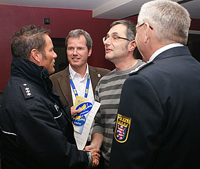 v.l. PHK Pfeiffer, Bürgermeister Ide, Detlev Schreiber (Inhaber der Gaststätte Merlin) und EPHK Ruckelshauß