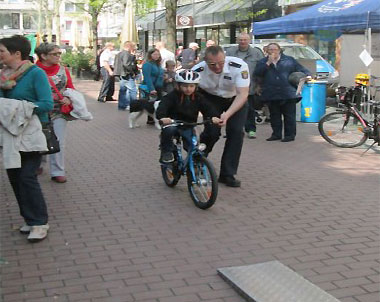Der kleine Fahrrad-Sicherheitsparcours lockte wieder die Besucher an