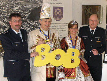 Das Marburger Prinzenpaar - Prinz Norbert I. und Prinzessin Tina I. und das BOB-Team der Polizei mit v.l. PHK Martin Frank und POK Thomas Grimmelbein
