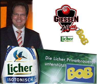 Rainer Noll, Geschäftsführer der Licher Privatbrauerei, mit einem Plakat "Licher Isontonisch - alkoholfrei" und dem Schriftzug "Die Licher Privatbrauerei unterstützt BOB" - sowie den Logos der Aktion BOB, Licher und den Giessen 46ers