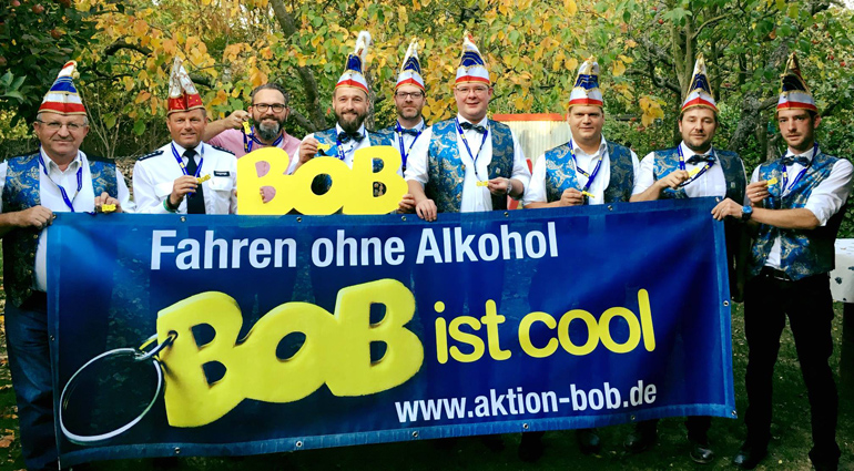 Die Verantwortlichen der Allendorfer Narren mit Polizeihauptkommissar Jörg Pfeiffer (2. v.l.) und dem BOB-Banner