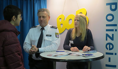 Polizeihauptkommissar Christian Peller und Praktikantin Jenny Dürr im Gespräch mit einem Standbesucher