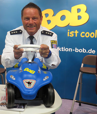 Viel Spaß gab es am BOB-Stand der Polizei auf der Messe Chance, hier mit PHK Jörg Pfeiffer mit dem "BOB-Bobby-Car"