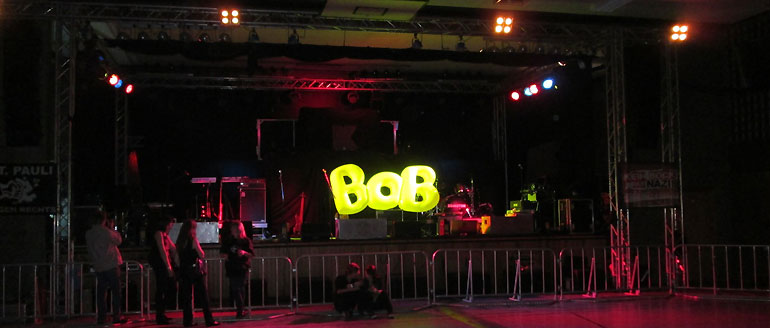 Der BOB leuchtete auf der Bühne des Papalala-Festivals in Staufenberg
