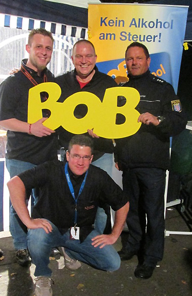 Einige vom Vorstands-Team von Papalala e. V. mit ihrem Vorsitzenden Dirk Wallenfels (Mitte) sowie Jörg Pfeiffer (rechts) vom BOB-Team der Polizei