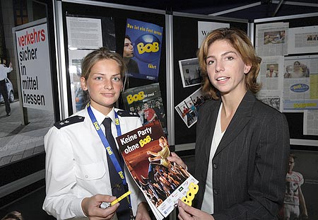 Polizeioberkommissarin Yvonne Ruch mit der Drogenbeauftragten 