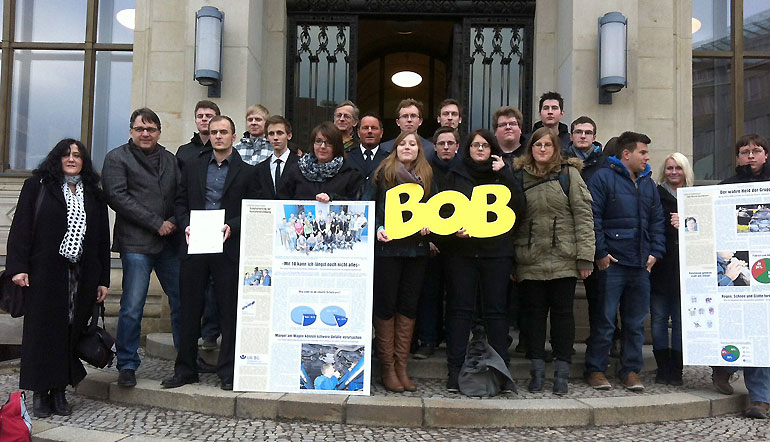 Die Klasse 10 TZX-0 der Theodor-Litt-Schule mit ihren Begleiten und dem BOB-Schriftzug vor dem Berliner Verkehrsministerium