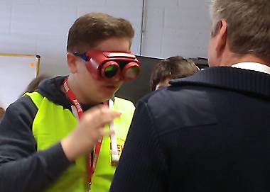 POK Steffen Dapper führt mit einem jungen Mann einen Rauschbrillentest durch
