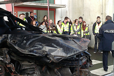PHK Jörg Pfeiffer erläuterte am ausgestellten Unfallfahrzeug das damalige Unfallgeschehen und seine Folgen