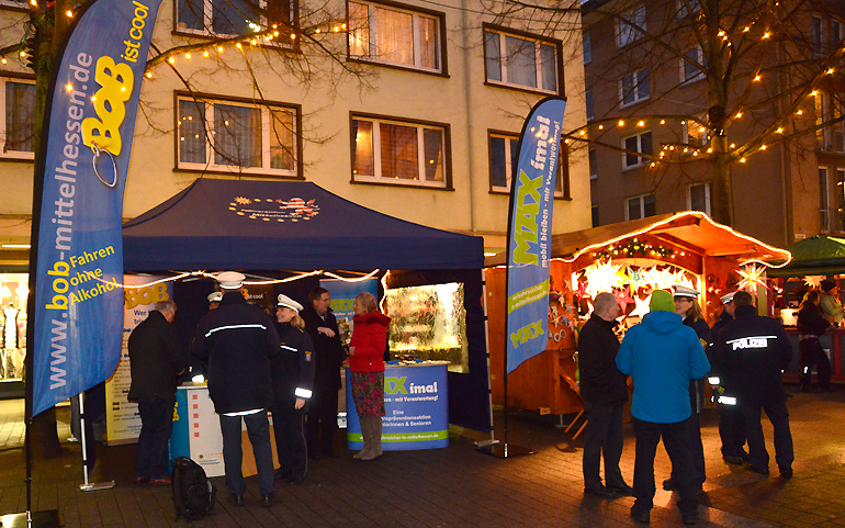 Reges Treiben herrschte am Stand der Polizei auf dem Weihnachtsmarkt in Gießen - dort wurde u. a. die Aktion BOB und MAX vorgestellt