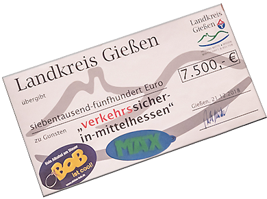 Der symbolische Scheck über 7.500 Euro vom Landkreis Gießen an verkehrssicher-in-mittelhessen mit der Aktion BOB und MAX