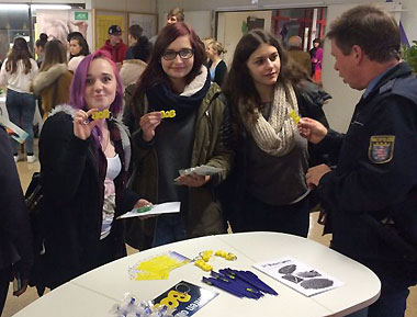 Die jungen Damen sind begeistert von der Aktion BOB, den gelben Schlüsselanhänger haben sich sich gleich gesichert