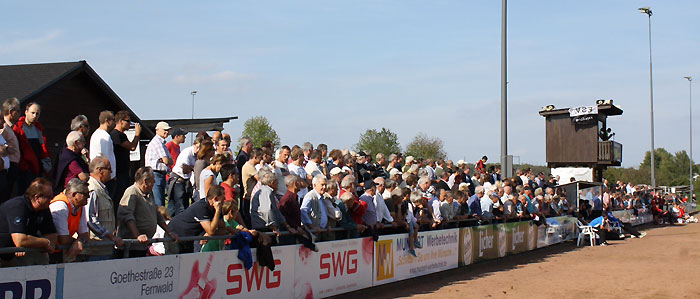 Ein Teil der Zuschauer des Hessenliga-Spiels zwischen Fernwald und Waldgirmes