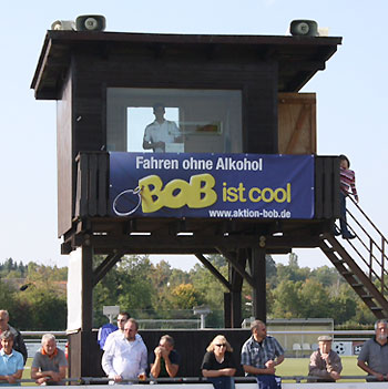 Das BOB-Banner am Sprecherturm des FSV Fernwald