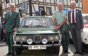 Der "Filmstar" aus Marburg mit von rechts Wettenbergs Bürgermeister Thomas Brunner, Klaus Brandt und Eberhard Dersch vom Marburger Museum