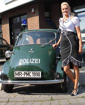 Auch in diesem Jahr dabei, die Polizei BMW-Isetta, hier mit einer Petticoat-Dame