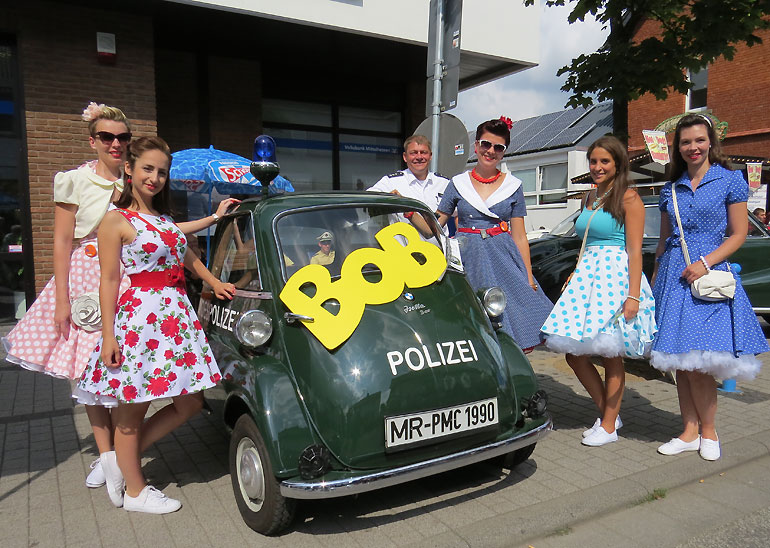 Ein schöner Kontrast, die fünf Damen im Petticoat mit der BMW Isetta - im Hintergrund Jürgen Sill vom BOB-Team der Polizei