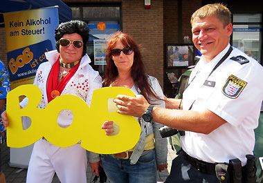Auch Elvis schaute mal mit Begleitung am BOB-Stand vorbei - hier mit Jürgen Sill und dem gelben BOB-Schriftzug