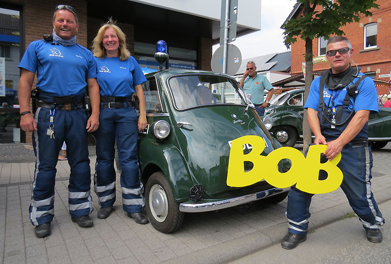 Das BOB-Team der Polizei-Kradfahrer schaute auch mal vorbei am Stand der Golden Oldies - hier mit der BMW-Isetta