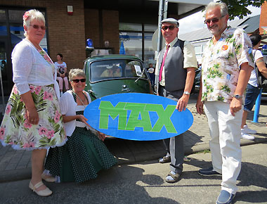 Auch Senioren aus der MAX-Zielgruppe mit dem entsprechenden Outfit der Golden Oldies ließen sich gerne mit dem großen MAX-Schriftzug fotografieren - hier mit der BMW-Isetta