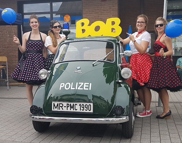 Ein schöner Kontrast, die vier Damen im Petticoat mit der BMW Isetta auf den Golden Oldies in Wettenberg - natürlich mit dem großen BOB samt BOB-Luftballons
