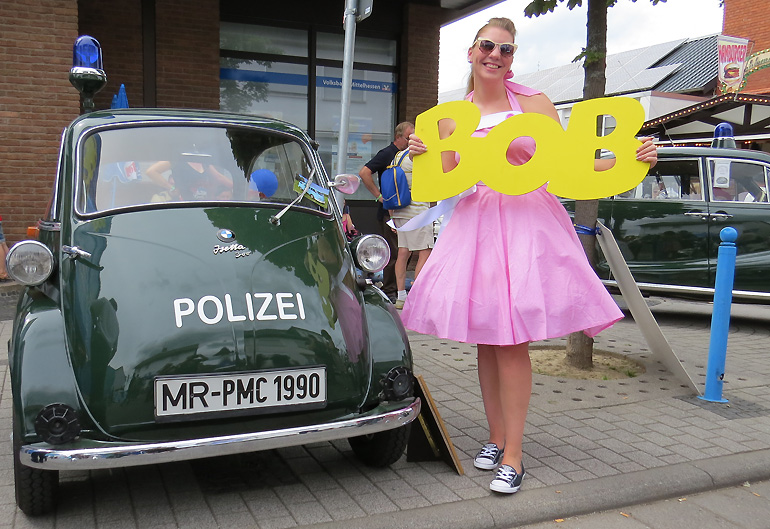 Ein Hingucker - die sehenswerten Polizeioldies aus Marburg! Mit den netten Damen im Petticoat, oder?