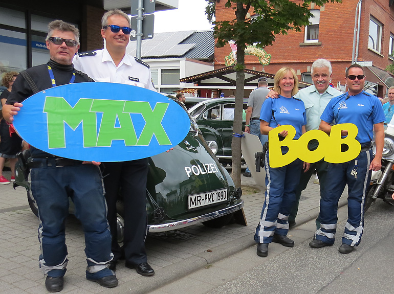 Das BOB-Team der Polizei-Kradfahrer/-in aus Gießen schaute auch mal vorbei am Stand der Golden Oldies - hier mit der BMW-Isetta
