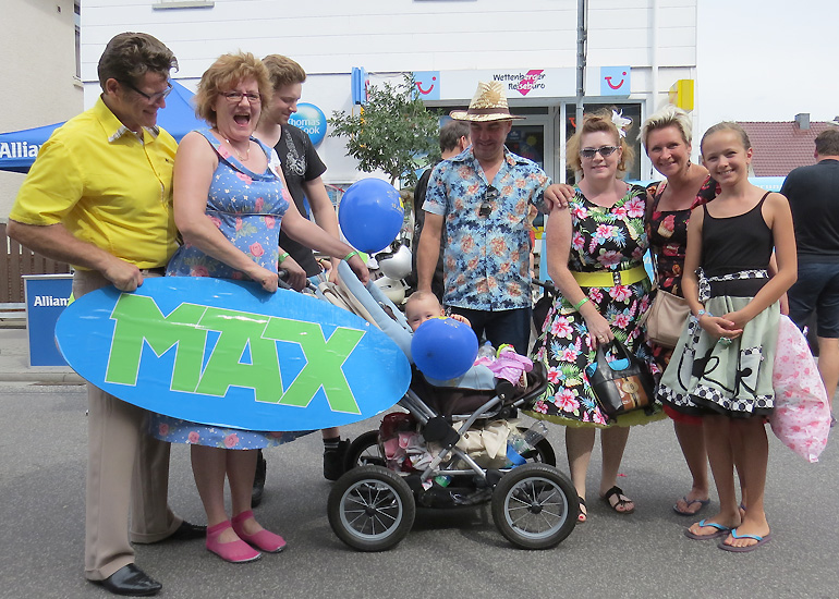 Auch Senioren aus der MAX-Zielgruppe mit dem entsprechenden Outfit der Golden Oldies ließen sich gerne mit dem großen MAX-Schriftzug fotografieren - auch mit jüngeren Festivalbesuchern
